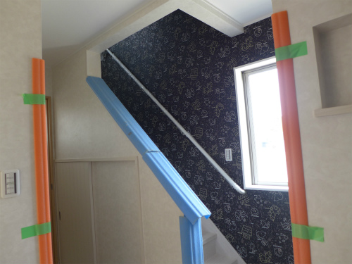階段の壁紙が特徴的なＥ様邸